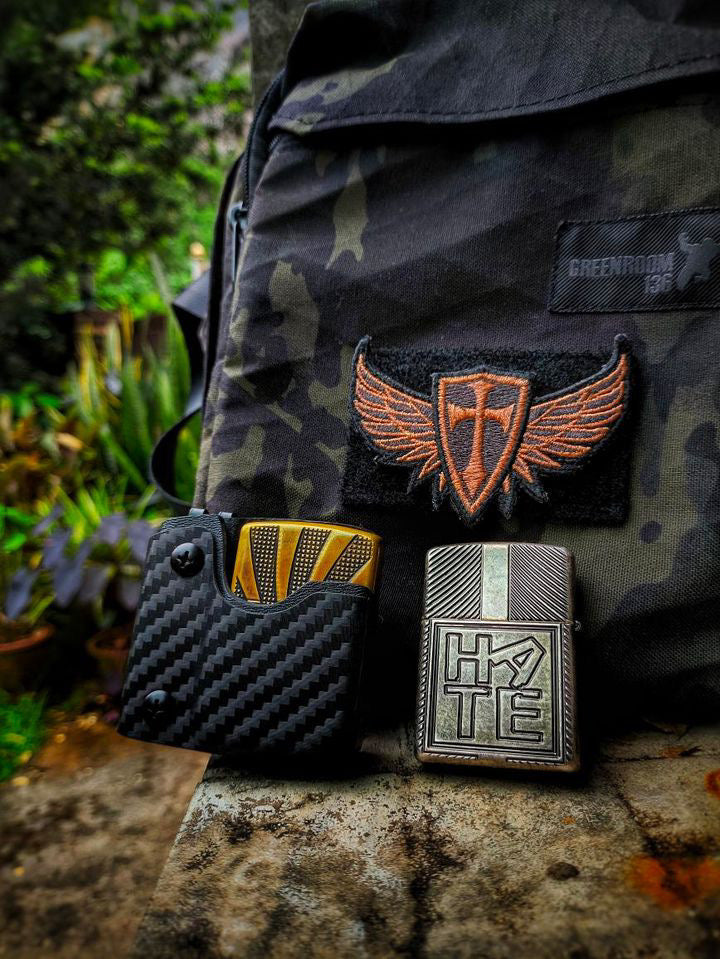 Zippo Carbon fiber Sheath|Fits standard smooth-surface Zippo lighters.