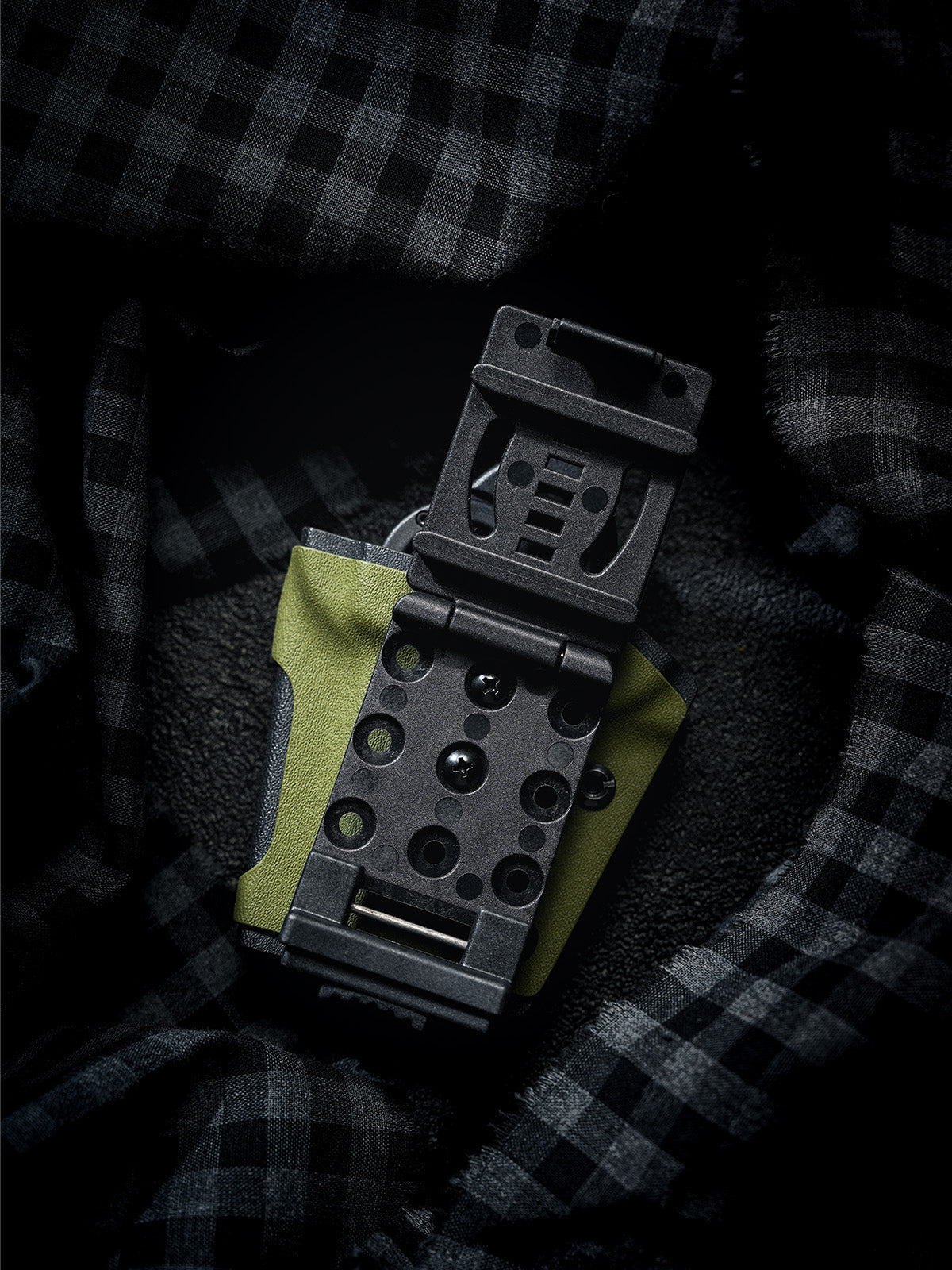 筒（适用于 SOG ParaShears）绿色款背夹开启展示
Rear clip-open view of the TACTICALGEEK TX18 Multi-Tool Sheath for SOG ParaShears in green colorway, highlighting the opened belt clip mechanism.