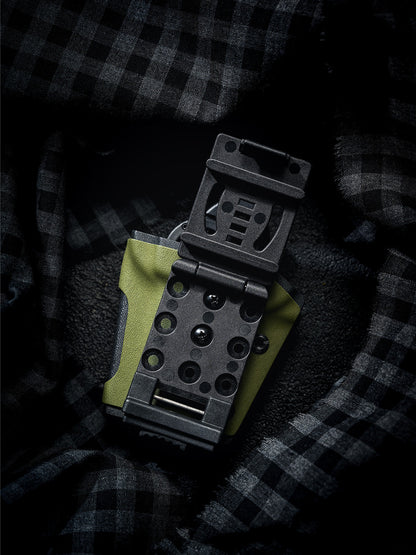 筒（适用于 SOG ParaShears）绿色款背夹开启展示
Rear clip-open view of the TACTICALGEEK TX18 Multi-Tool Sheath for SOG ParaShears in green colorway, highlighting the opened belt clip mechanism.