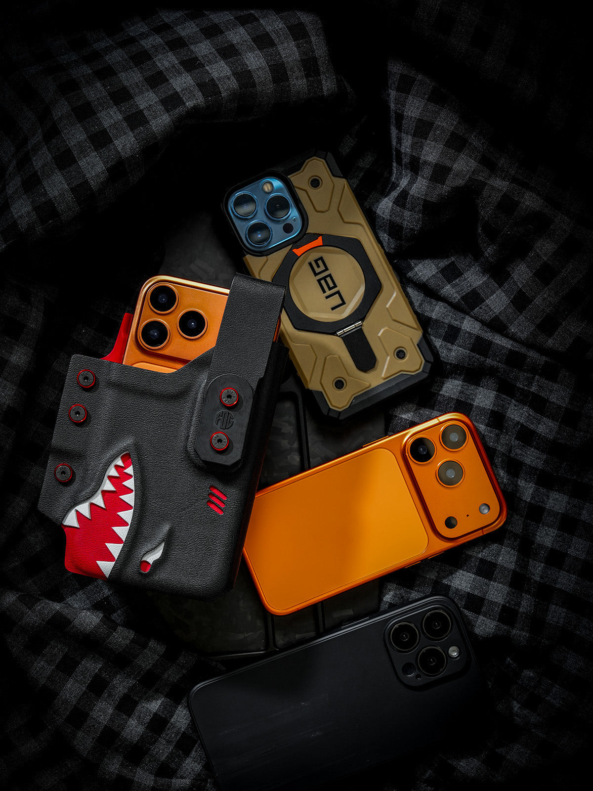Compatibility display of the black and red TACTICALGEEK TG EDC KYDEX shark phone sheath shown with multiple iPhone 17 Pro and iPhone 17 Pro Max devices and a rugged case.